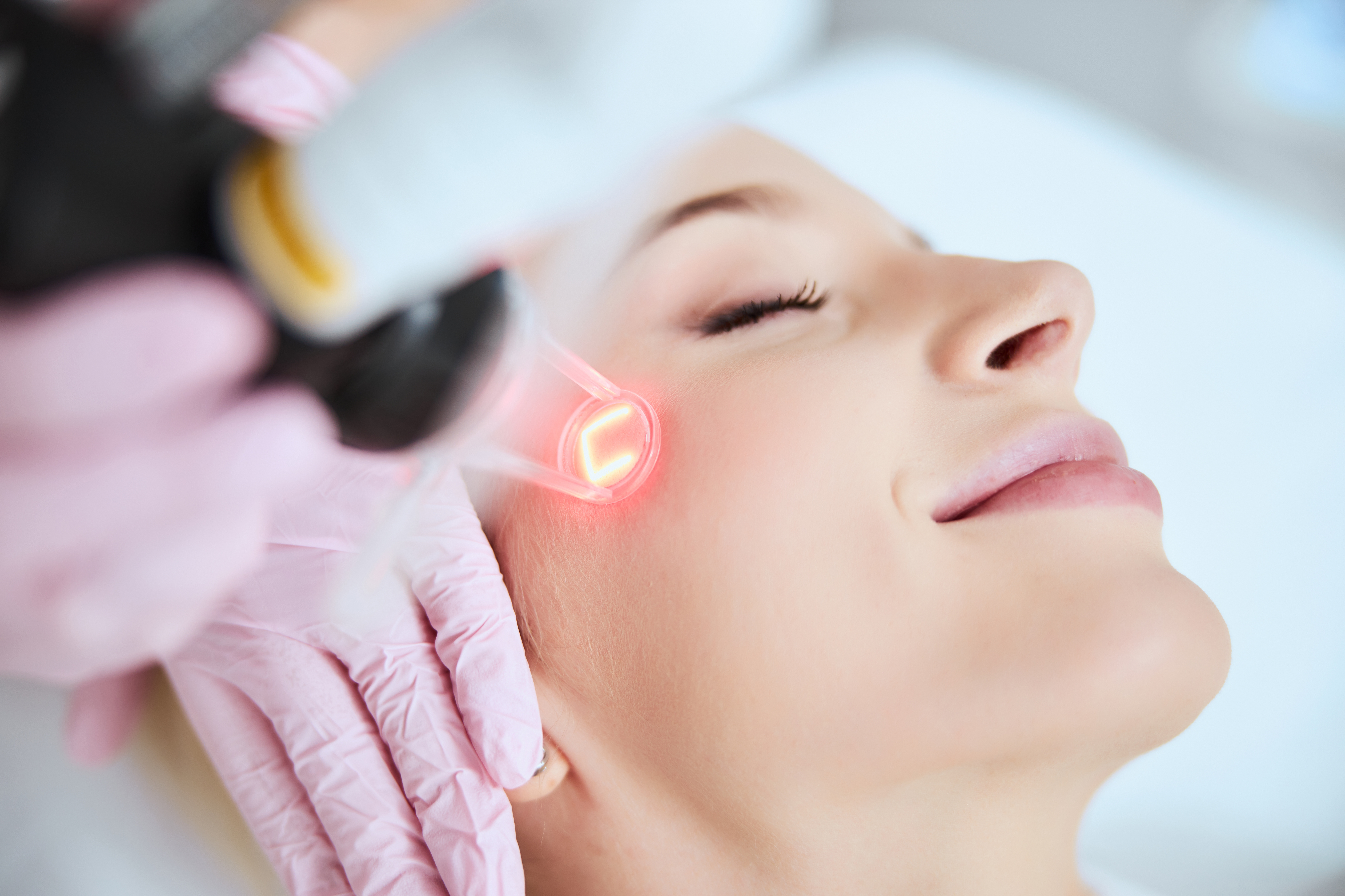 Kundin erhält eine Laserbehandlung